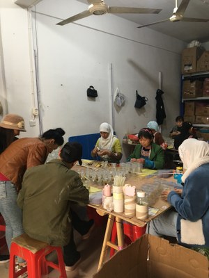 atelier de production d'une entreprise de fabrication d'objets décoratifs créée par une Syrienne à Yiwu nov 2019.JPG